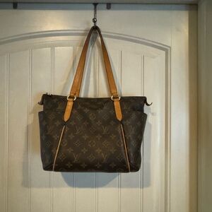 Louis Vuitton totally tote.  Excellent condition.  10x10x6.  Side pockets.